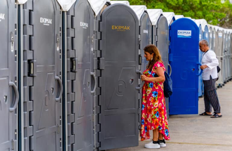 Mujer usando baño portátil