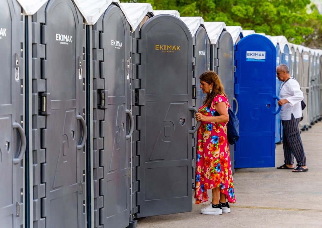 Mujer usando baño portátil