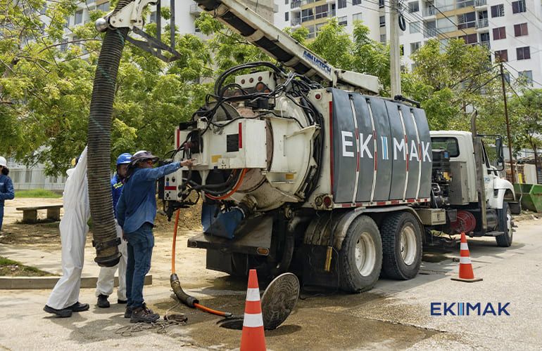 Equipo+ camión vactor en proceso mantenimiento de redes hidrosanitarias
