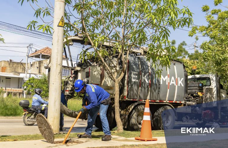 Equipo ekimak en servicio mantenimiento de redes hidrosanitarias